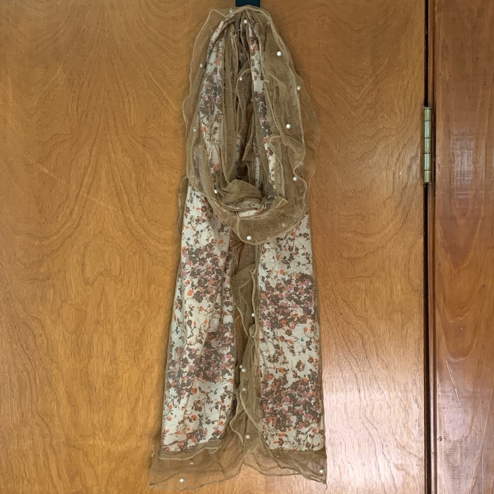 ✨4 for $15✨White floral and brown lace scarf